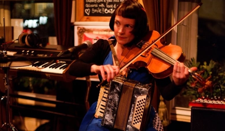 Photo of author Emma Hooper playing the violin.