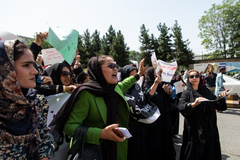 Vrouwen demonstreren zaterdag voorafgaand aan de eerste verjaardag van de terugkeer van de Taliban aan de macht in Kabul.