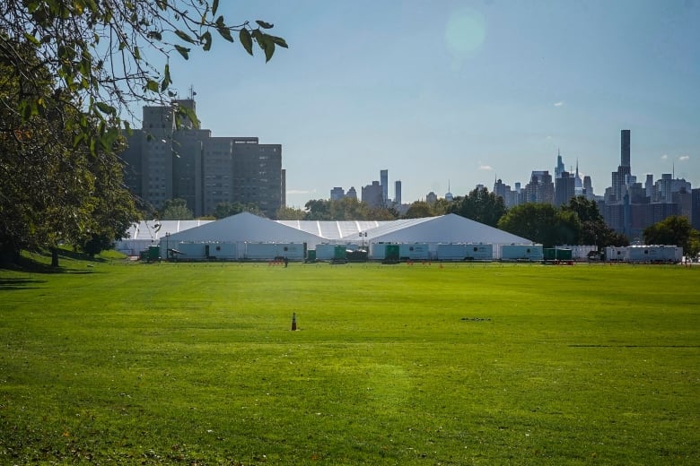 La ciudad de Nueva York abre un complejo de tiendas de campaña de emergencia para hacer frente a la afluencia de inmigrantes transportados en autobús desde el sur