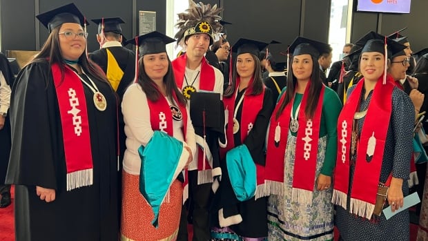28 Kanien'kehá:ka teachers graduate from community-based university program
