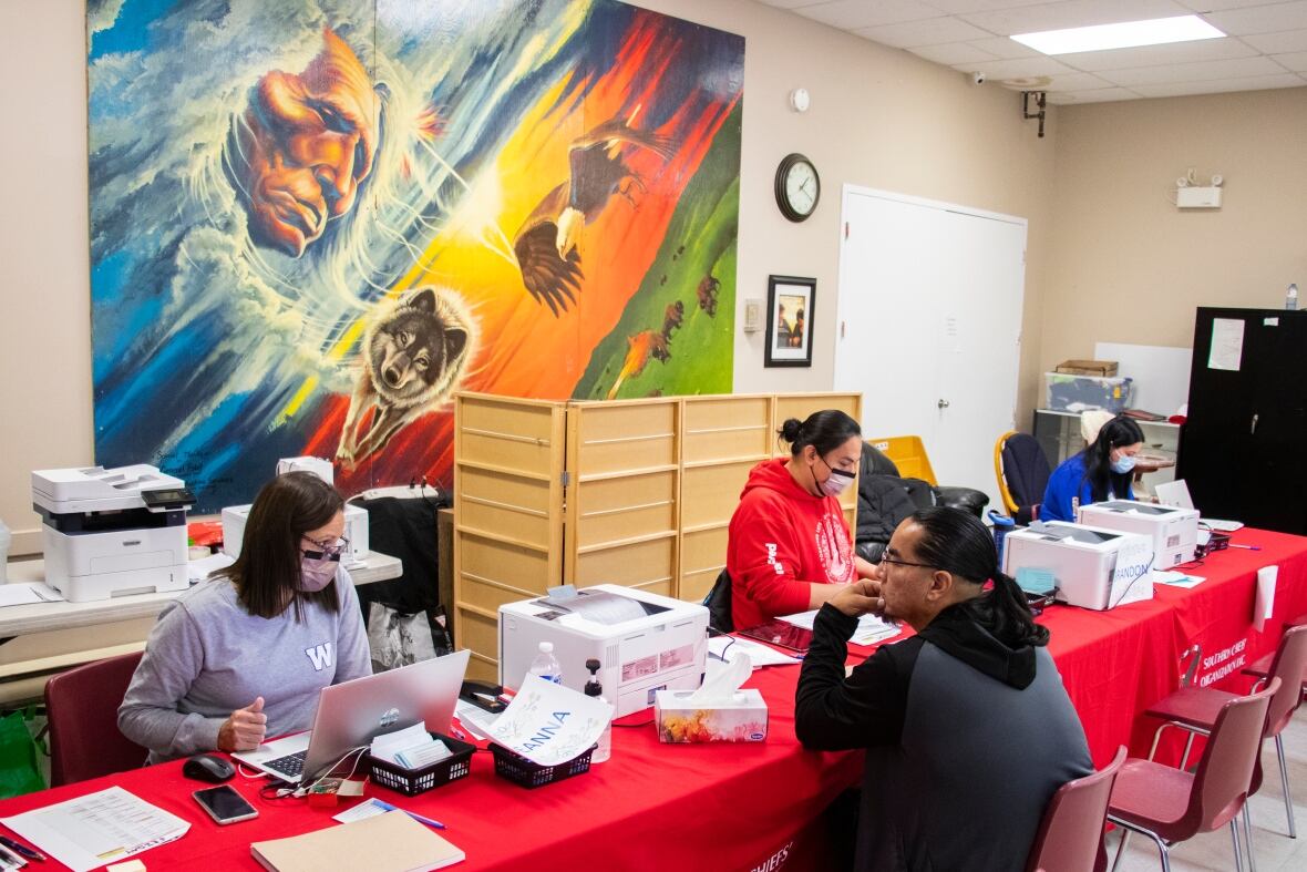 'Getting your identity back' Hundreds of First Nations people register for status cards at