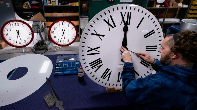 Clocks Turn Back 1 Hour This Weekend CBC News