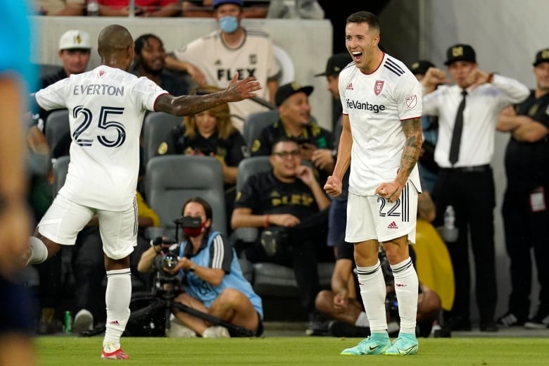 Real Salt Lake-verdediger Aaron Herrera, rechts, viert zijn doelpunt met Everton-middenvelder Luiz.