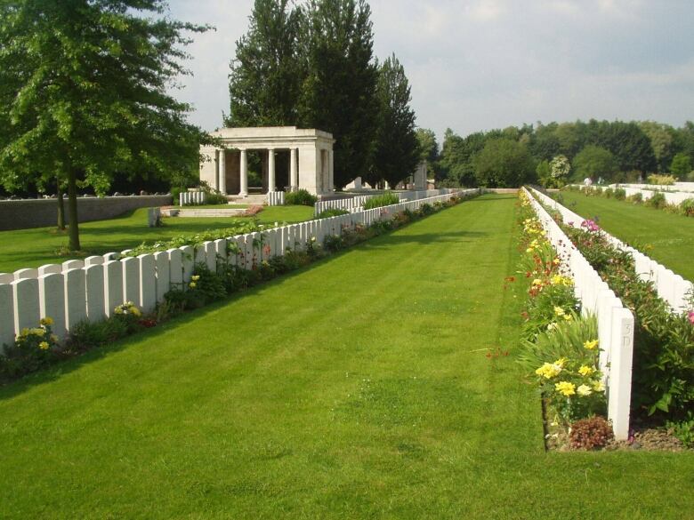 Les tombes du cimetière communal de Bailleul, dans le nord de la France, sont présentées.