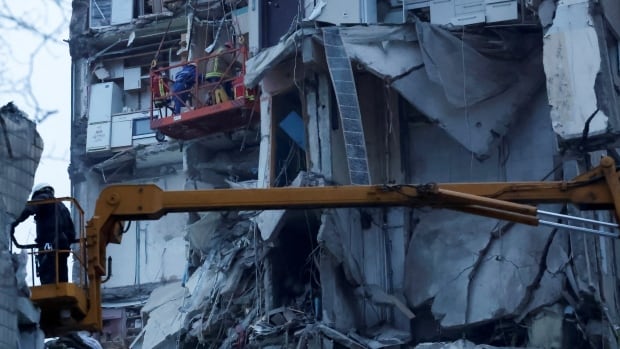 Ukrayna, en az 44 kişinin hayatını kaybettiği Dnipro saldırısında hayatta kalanları aramayı durdurdu