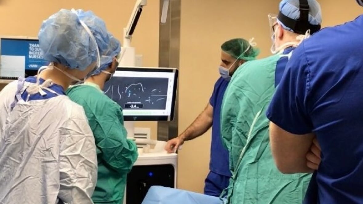 NEW外科学 = NEW Surgery Toronto surgeon performs first knee replacement in Canada