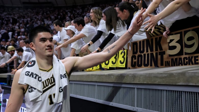 With mom by his side, Canada's Zach Edey dominating college basketball | CBC Sports