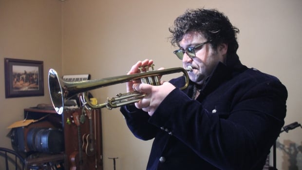 Community of musicians helps Ontario performer Russ Macklem find rare 1940s trumpet | CBC News