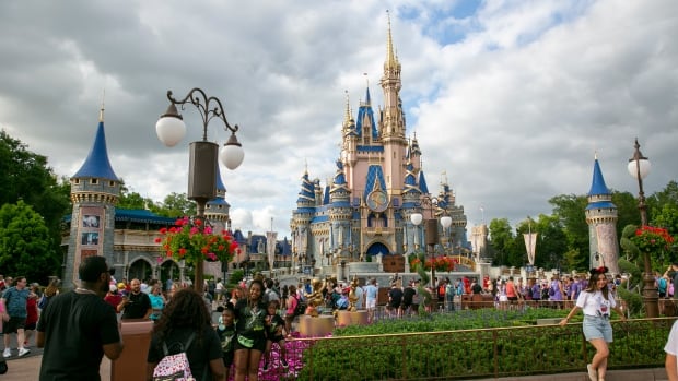 Florida valisi, Walt Disney World bölgesinin devlet kontrolünü veren yasa tasarısını imzaladı