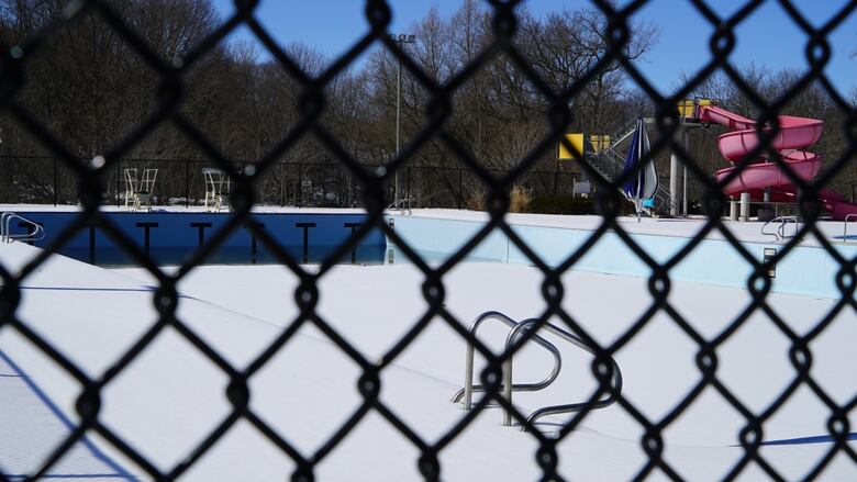 Thames pool close shot