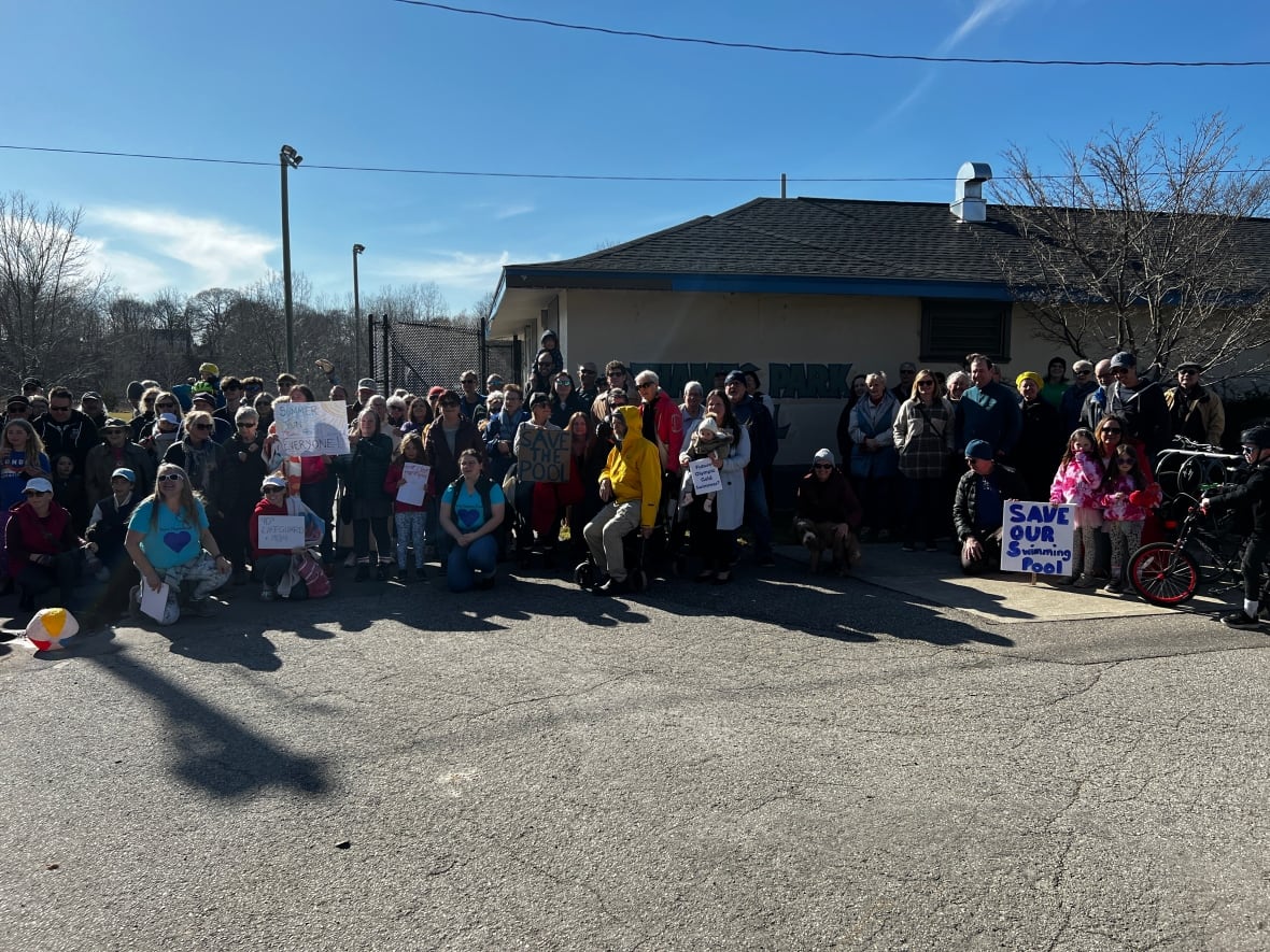 Nearly 200 Londoners gathered at the Thames Park Pool to rally against its closure on March. 26, 2023.