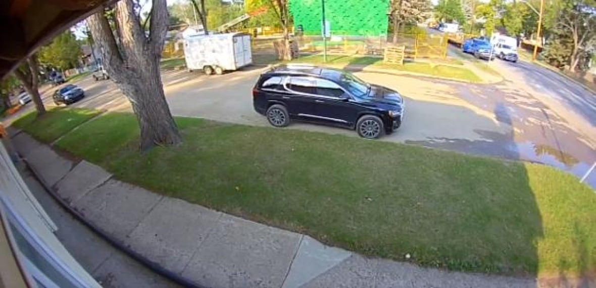 A doorbell camera representation  shows a vehicles connected  a street.