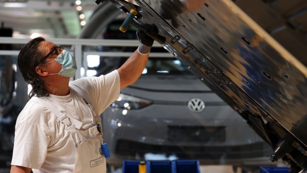 ANALYSIS | VW battery plant deal changes Canada’s auto landscape. It better for $13B in subsidies | CBC News