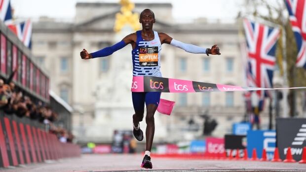 Kelvin Kiptum wins London Marathon in 2nd fastest time