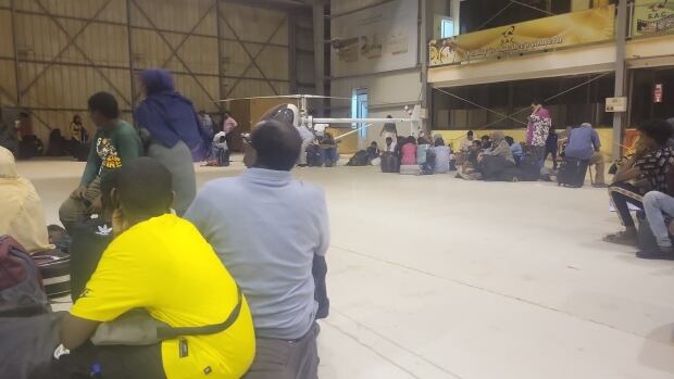 Canadians forced to cope with stress and heat while waiting for Sudan rescue flight