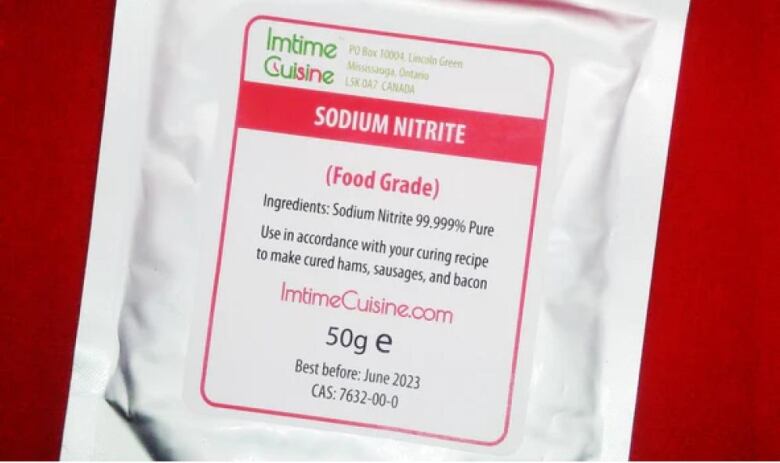 نمای نزدیک از یک بسته پلاستیکی سفید.  برچسب بخشی از آن خوانده می شود "Imtime Cuisine ... نیترات سدیم."