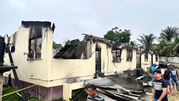 Guyana yurdunda yangın çıkarmakla suçlanan genç kız, yetişkin olarak 19 cinayetle suçlanıyor