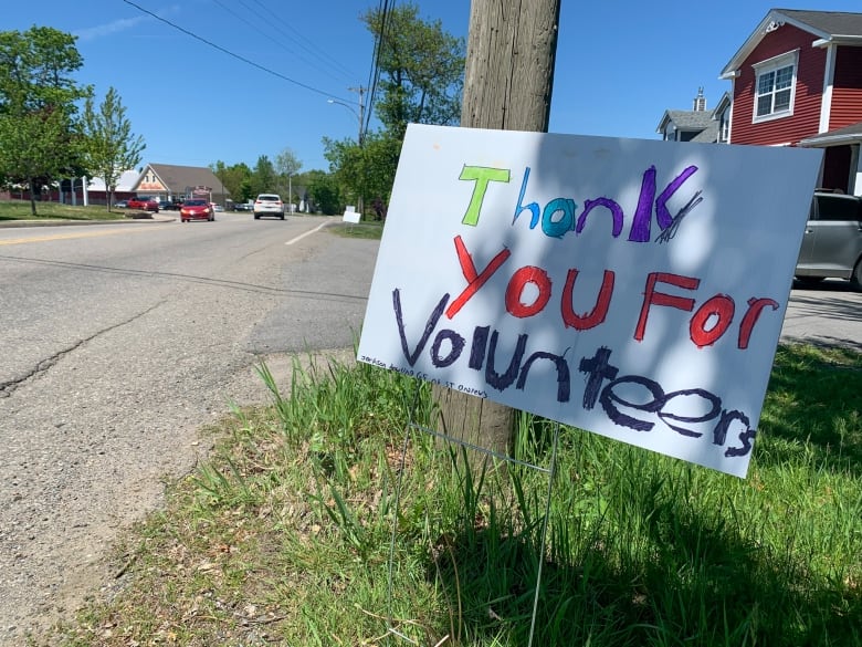 A hand made thank you sign posted along a roadway.