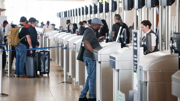 Canada's Population Growth Stalls in Q2 2025 Amid Non-Permanent Resident Decline
