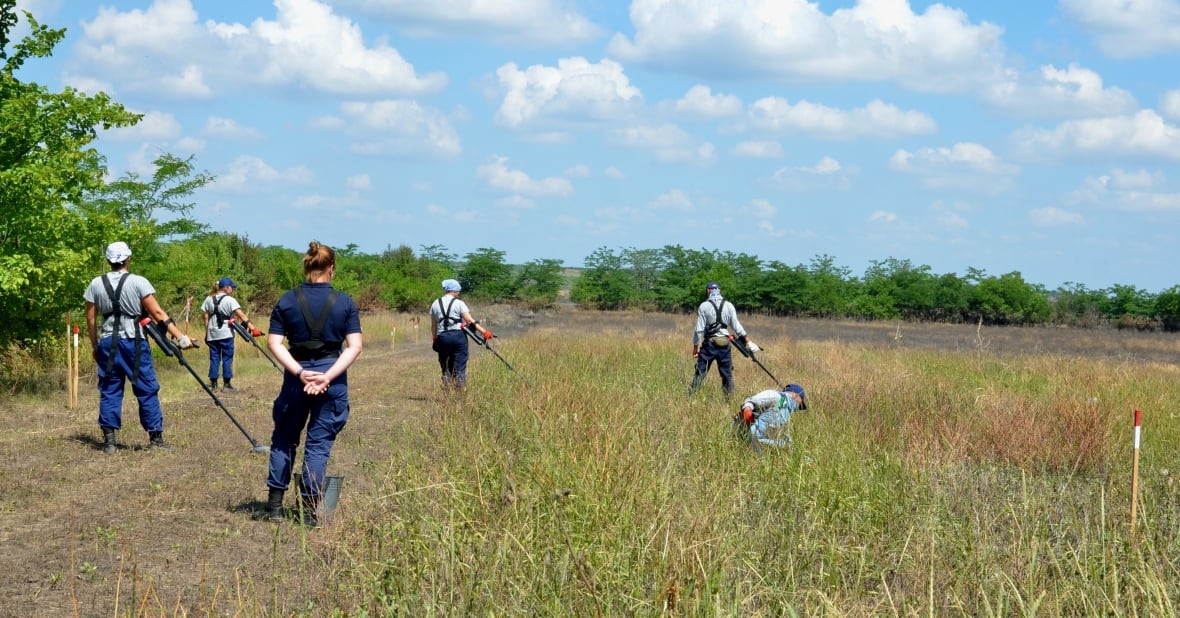 https://i.cbc.ca/1.6879848.1686952096!/fileImage/httpImage/image.jpeg_gen/derivatives/original_1180/landmines-ukraine.jpeg?im=Resize%3D1180