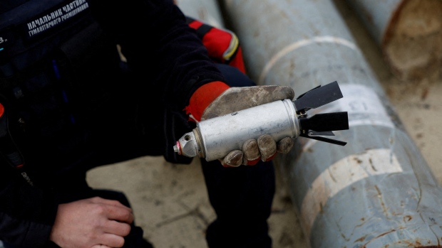 U.S. decision to send cluster munitions to Ukraine could put Canada, others on the spot; 