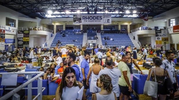 Wildfires force locals, tourists to evacuate Greek islands | CBC News