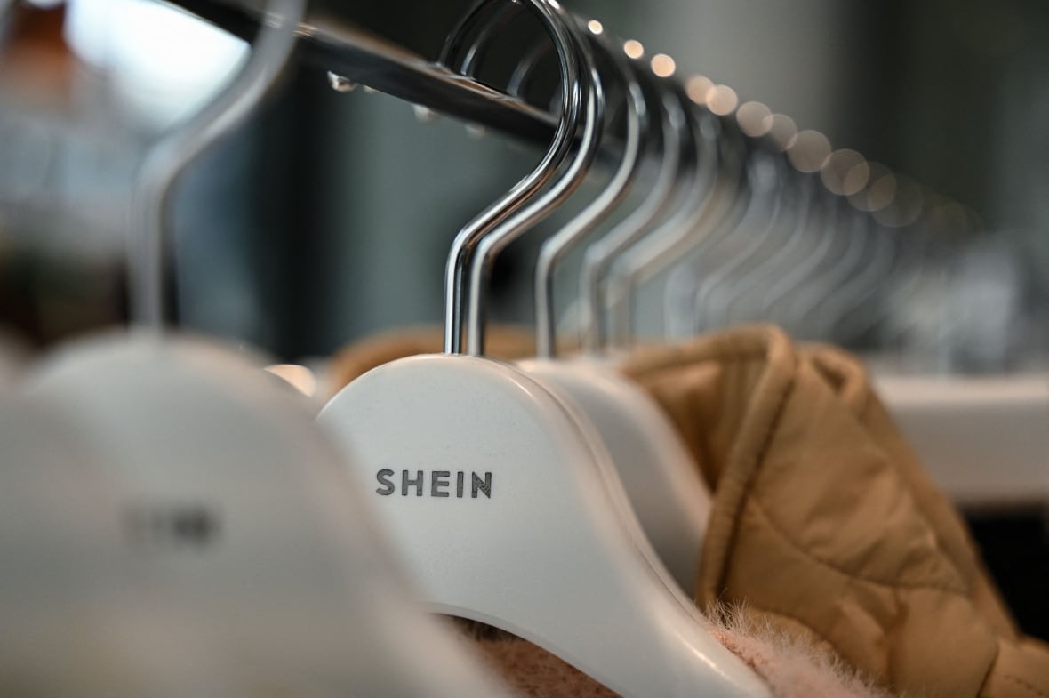 Il logo Shein sulle grucce durante un'anteprima per la stampa del primo showroom permanente del colosso cinese della moda veloce online Shein a Tokyo.
