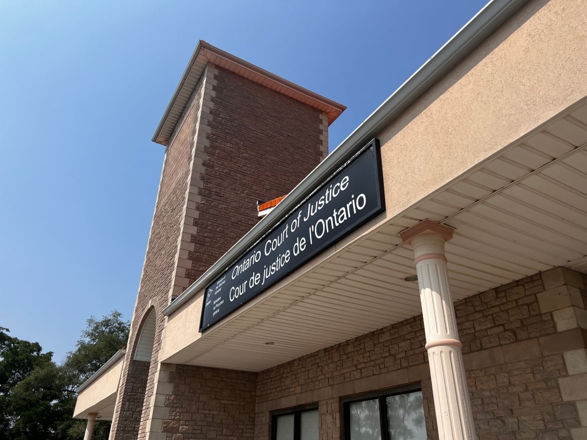 The front of a building, the front sign reads "Ontario Court of Justice" in English and French.