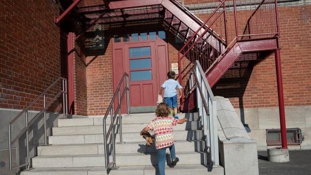 Academic requirements suddenly return to pre-pandemic standards in Quebec schools; Photo: Radio-Canada / Ivanoh Demers Rentrée scolaire à l'école primaire Sainte-Cécile de  Montréal - Le Centre de services scolaire de Montréal \(CSSDM\) organise une visite de presse pour la rentrée scolaire à l'école primaire Sainte-Cécile\. Élèves, éducation écoles, school, primaire, enseignants, teachers\.  Photo prise à Montréal, Québec Canada\. Sur la photo: \(Gauche à droite\) Sacha Breton et Nino Comeau qui accoure pour la 1ere journée en maternelle\.\.    2023/08/25 le 25 Aout 2023