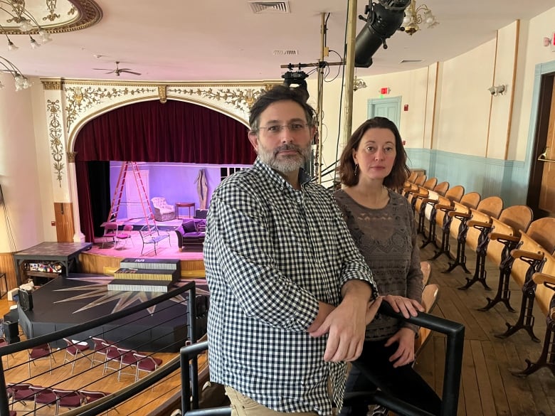 Un homme et une femme au deuxième étage d’un vieux théâtre orné