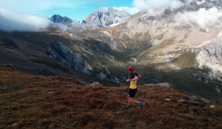 David Orr vers la fin de ses 85 jours de course en Italie.  C'est un voyage qu'il décrit comme mystique, de l'Etna éruptif au sud jusqu'au Mont Blanc enneigé au nord.