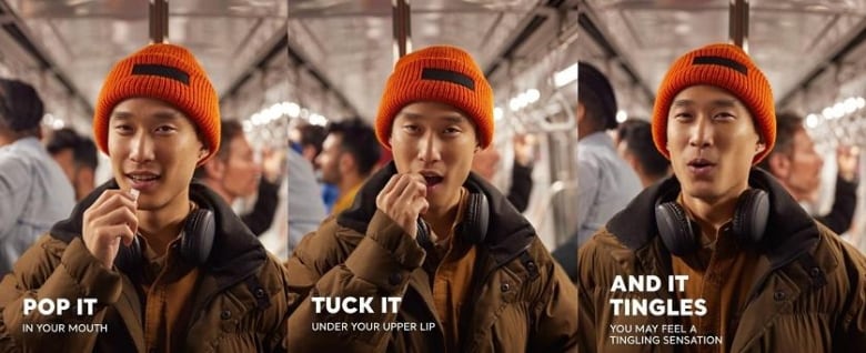 Une publicité montre un homme dans un bus avec une expression légèrement surprise et un écrit disant "mets-le dans ta bouche"