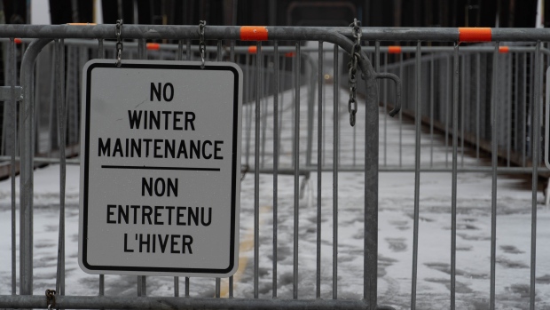 Chief William Commanda Bridge to close again this winter; A sign announcing that the Chief William Commanda Bridge is not being maintained\.