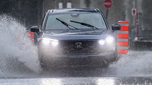 It's pouring and far above freezing in Quebec in December. Yep, that's weird;  In Montreal, between 50 and 80 millimetres of rain is expected by Monday evening, with Environment Canada's warning of local flood risks\.