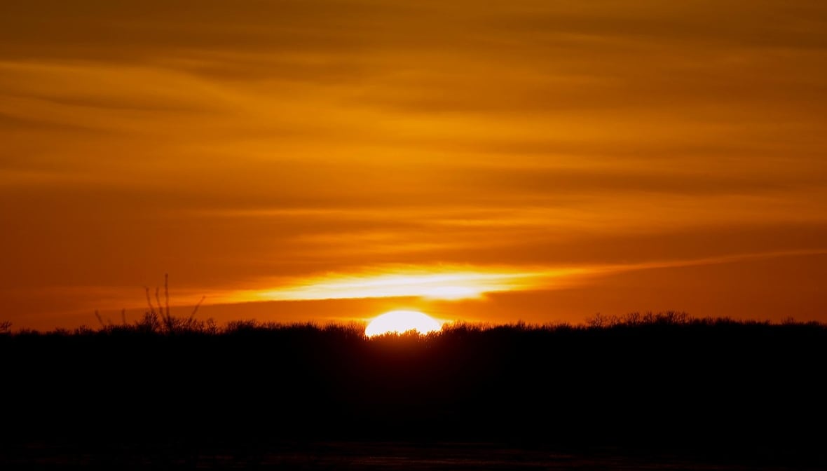 O sol se põe sobre o horizonte.