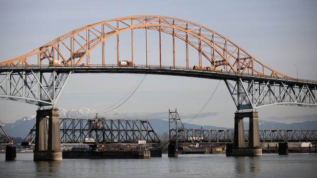 image of Tragic 5-Vehicle Collision Closes Pattullo Bridge in B.C.