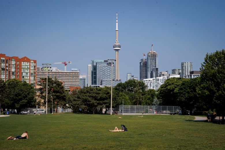 Los habitantes de Toronto afrontan la primera ola de calor del verano el 17 de junio de 2024.