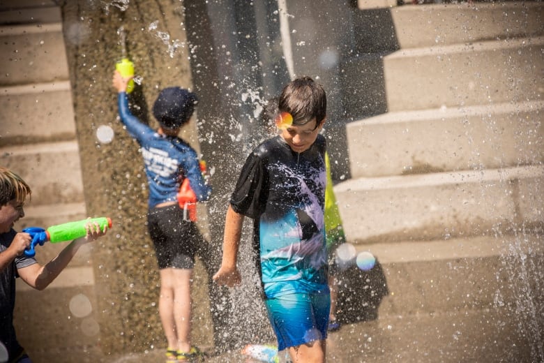 Andrej, de 10 años, juega en un parque de spray en Vancouver, Columbia Británica, el lunes 28 de junio de 2021.