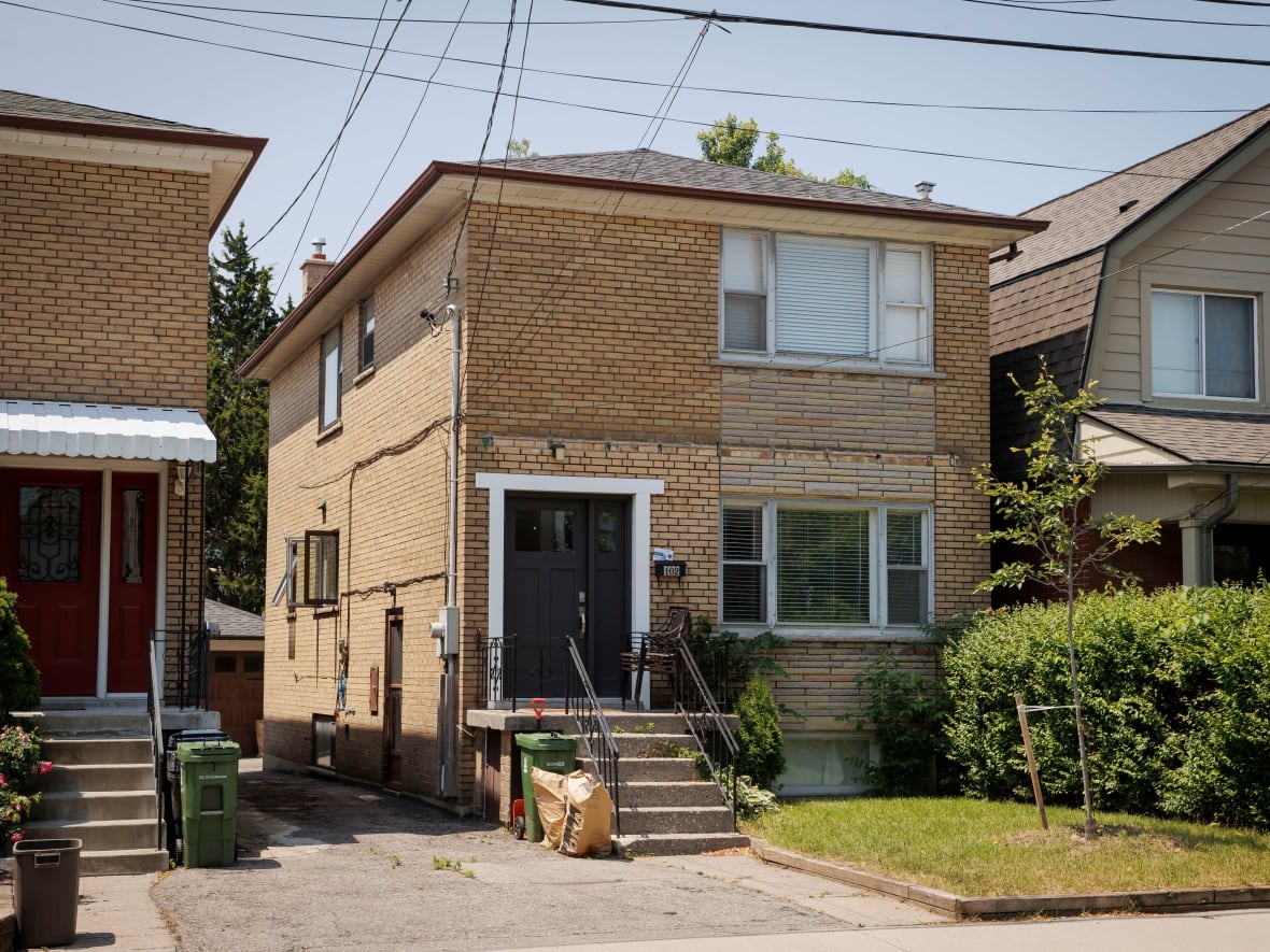 她为了让双胞胎女儿获得因纽特人身份而撒谎，并即将因欺诈罪再次被判刑。3