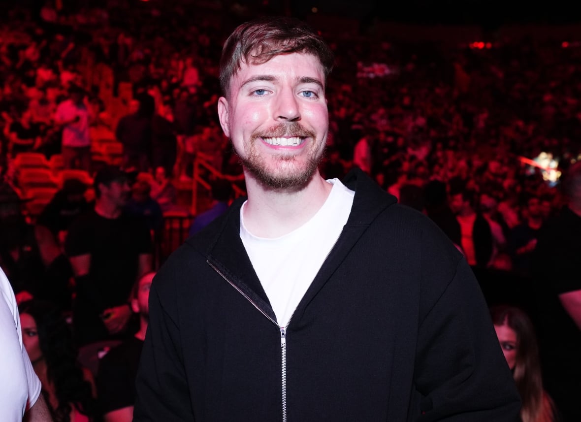 MrBeast kameraya gülümsüyor.