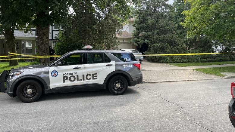 絵画 the men killed two people. 2 in critical condition after man on bike opens fire on