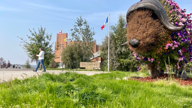 Indigenous cultural leave, pay raises in tentative deal between City of Yellowknife and union; Yellowknife city hall with overgrown grass and gardens on Sep\. 6, 2023\. Councillors expect to meet Aug\. 26 to make a final decision on increased appeal fees\.