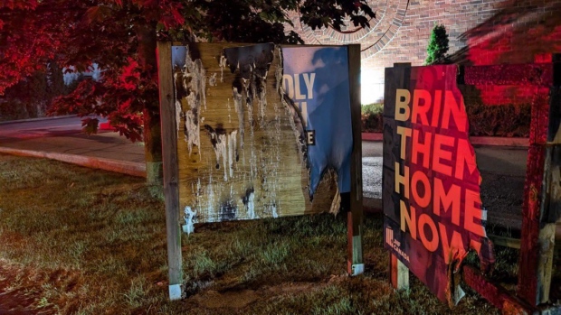 How Jewish Canadians are coping with rising antisemitism after being target of bomb threats; Signs were burned outside Temple Sinai, a Jewish school and place of worship, in North York Wednesday morning\. A similar act of vandalism happened at Kehillat Shaarei Torah Synagogue less than an hour before\. Police believe the same suspect is responsible\.