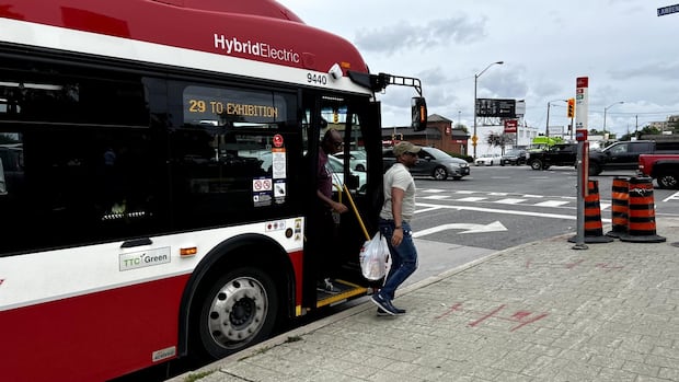 Toronto city staff scale back proposal for priority bus lane on Dufferin, Bathurst streets | CBC News