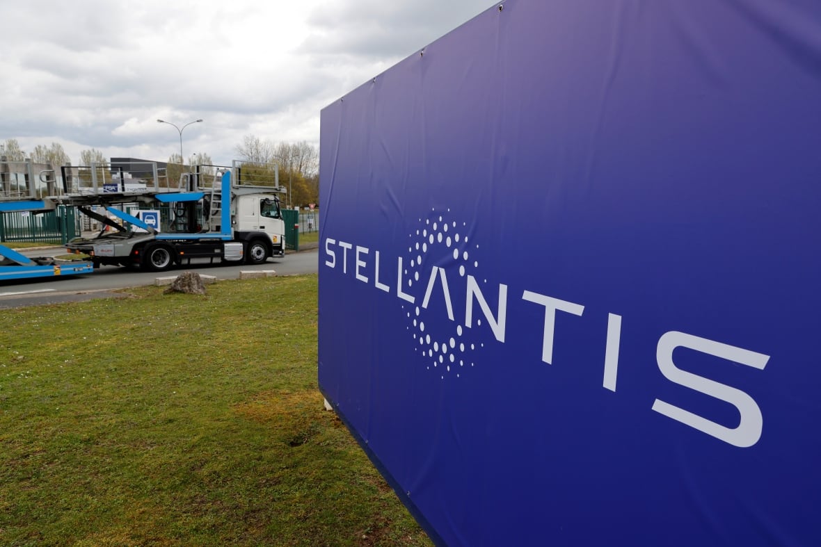 Disfrute de la vista del símbolo de Stelondis en la entrada de la fábrica de la compañía en Hondain, Francia, el 12 de abril de 2021.  