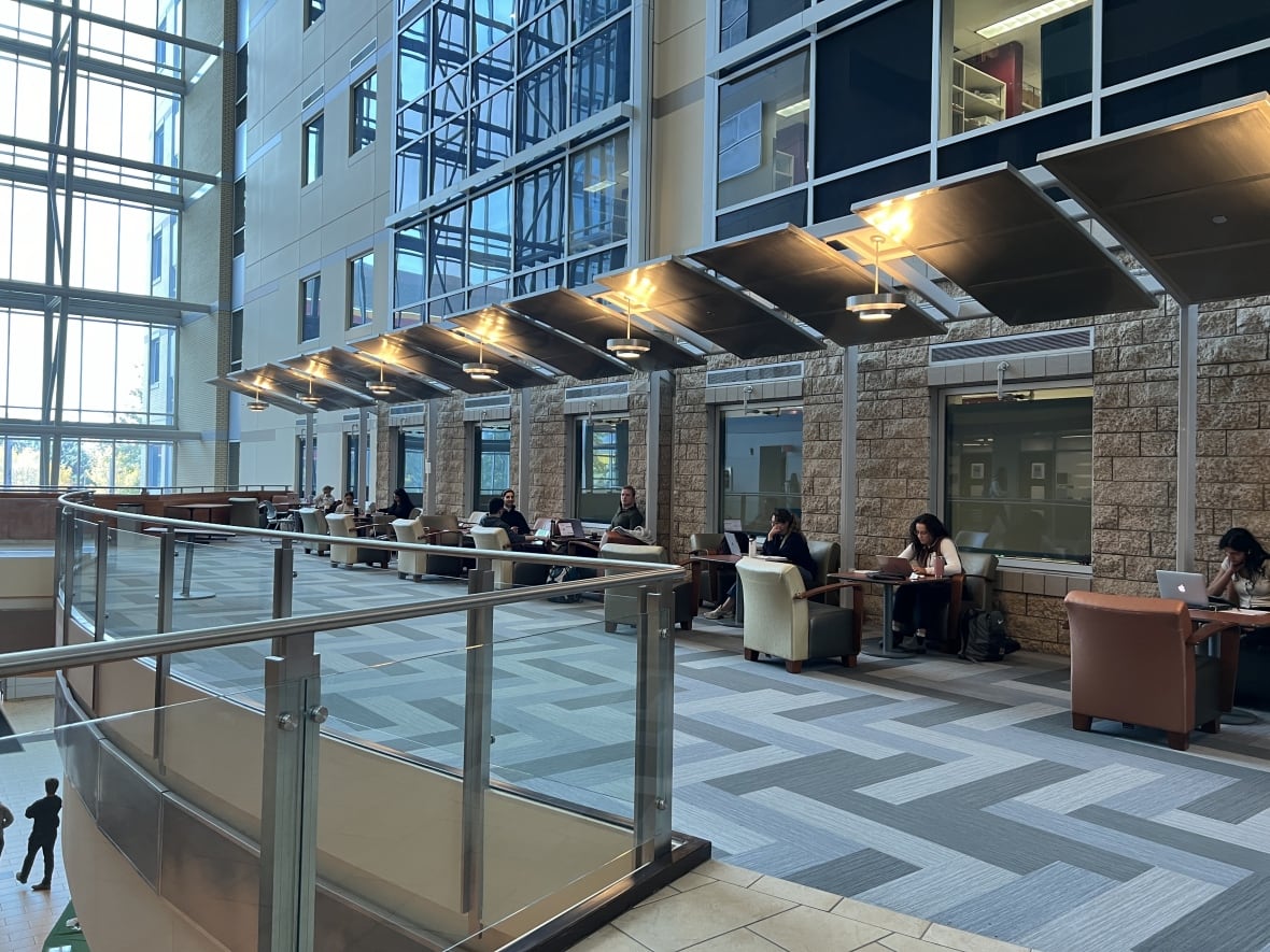 image of 알버타 의료 시스템, U of A에서 CBC 라디오 Active가 심층 분석