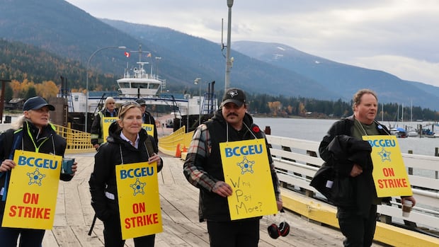Kootenay Lake ferry strike to end as mediation continues