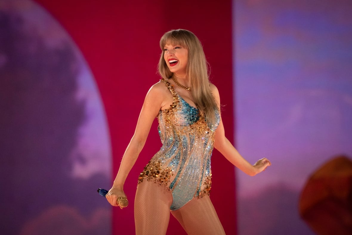 Taylor Swift, 6 Aralık 2024 Cuma günü Britanya Kolumbiyası, Vancouver'daki B.C. Place'de verilecek üç konserden ilkinde şarkı söylüyor.