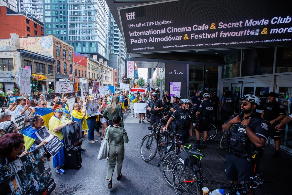 Protesters have been taken outside the Tiff Lightbox Theater during the Russian Russian Russian exams on September 17, 2024. The document played in damaged vision on Tuesday. The protests were raised by the Ukraine officials and the film teams equal to propaganda.