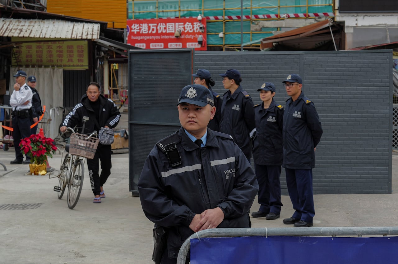 image of 홍콩 경찰, 체포 영장과 현상금으로 활동가들을 표적으로 삼다